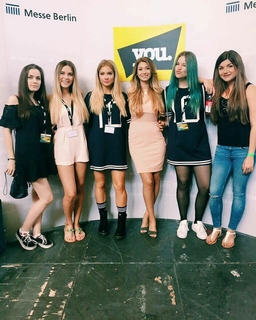 Dagi Bee feet photo thumbnail