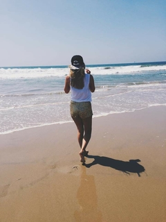 Dagi Bee feet photo thumbnail