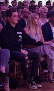 Dagi Bee feet photo thumbnail
