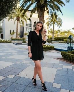 Dagi Bee feet photo thumbnail