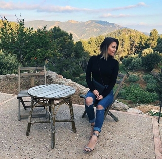 Dagi Bee feet photo thumbnail