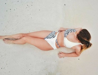 Dagi Bee feet photo thumbnail