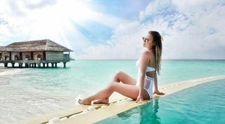 Dagi Bee feet photo thumbnail