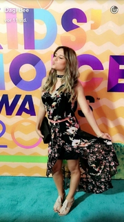 Dagi Bee feet photo thumbnail