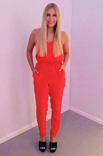 Dagi Bee feet photo thumbnail