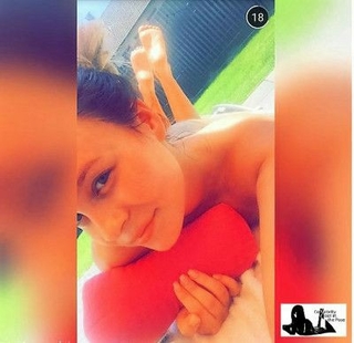 Dagi Bee feet photo thumbnail