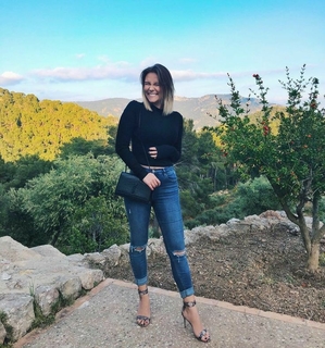 Dagi Bee feet photo thumbnail
