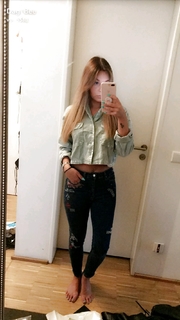 Dagi Bee feet photo thumbnail