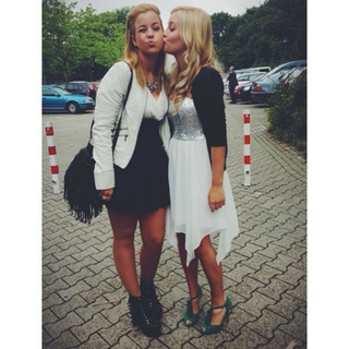 Dagi Bee feet photo thumbnail