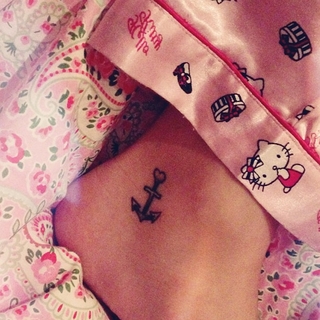 Dagi Bee feet photo thumbnail