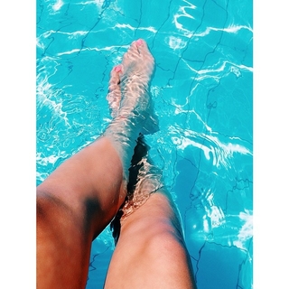 Dagi Bee feet photo thumbnail