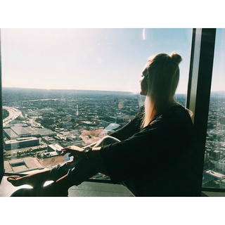 Dagi Bee feet photo thumbnail