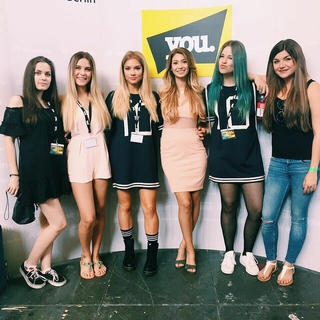 Dagi Bee feet photo thumbnail