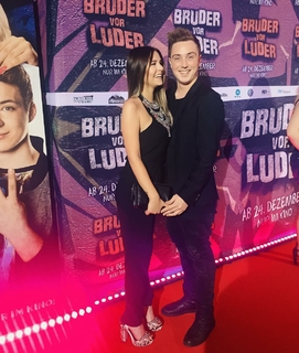 Dagi Bee feet photo thumbnail