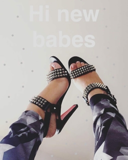 Dagi Bee feet photo thumbnail