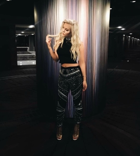 Dagi Bee feet photo thumbnail