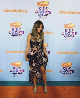 Dagi Bee feet photo thumbnail