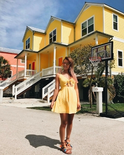 Dagi Bee feet photo thumbnail