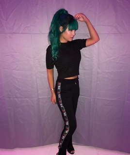 Dagi Bee feet photo thumbnail
