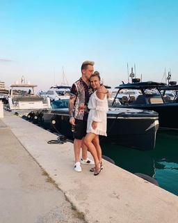 Dagi Bee feet photo thumbnail