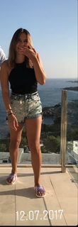 Dagi Bee feet photo thumbnail