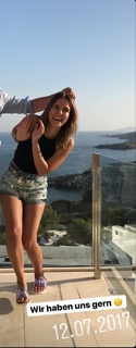 Dagi Bee feet photo thumbnail