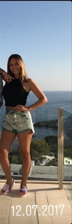 Dagi Bee feet photo thumbnail