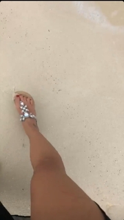 Dagi Bee feet photo thumbnail