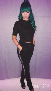 Dagi Bee feet photo thumbnail