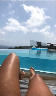 Dagi Bee feet photo thumbnail