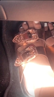 Dagi Bee feet photo thumbnail