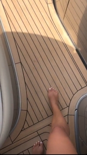 Dagi Bee feet photo thumbnail