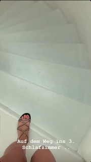 Dagi Bee feet photo thumbnail