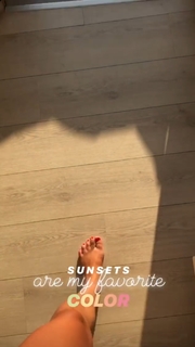 Dagi Bee feet photo thumbnail