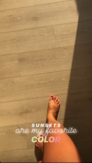 Dagi Bee feet photo thumbnail