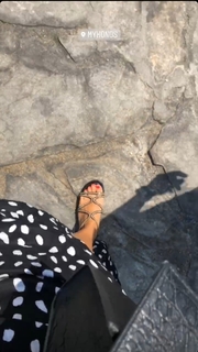 Dagi Bee feet photo thumbnail