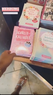 Dagi Bee feet photo thumbnail