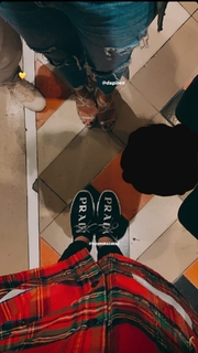 Dagi Bee feet photo thumbnail