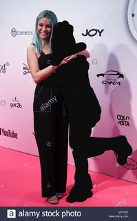 Dagi Bee feet photo thumbnail