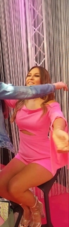 Dagi Bee feet photo thumbnail