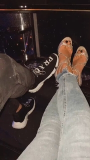 Dagi Bee feet photo thumbnail