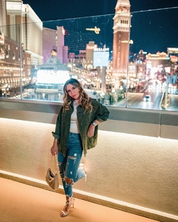 Dagi Bee feet photo thumbnail