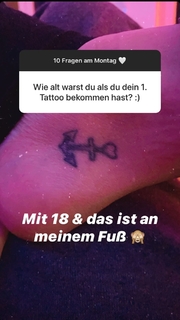 Dagi Bee feet photo thumbnail