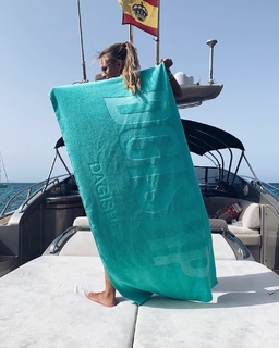 Dagi Bee feet photo thumbnail