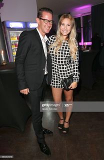Dagi Bee feet photo thumbnail