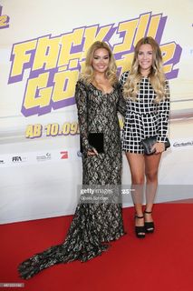 Dagi Bee feet photo thumbnail