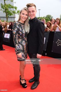 Dagi Bee feet photo thumbnail