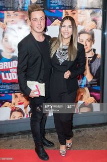 Dagi Bee feet photo thumbnail