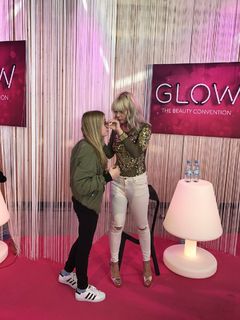 Dagi Bee feet photo thumbnail