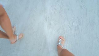 Dagi Bee feet photo thumbnail